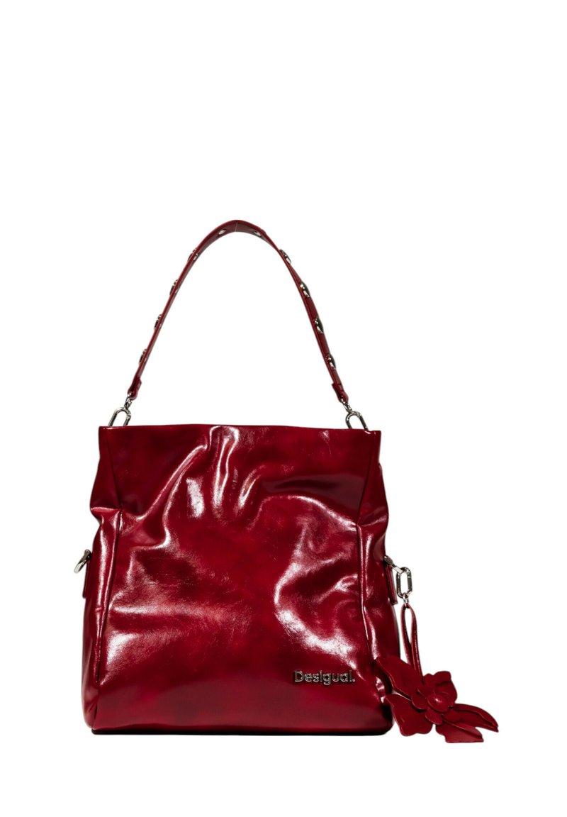 Borsa a tracolla in finta pelle rossa con una texture stropicciata, una sola maniglia e un ciondolo a forma di fiore decorativo. Presenta un dettaglio con logo argento.