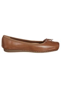 Mocassin plat en cuir marron avec des détails cousus et un petit nœud sur le bout, montré de profil sur fond blanc.
