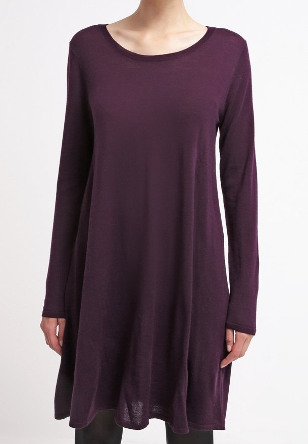 Robe-tunique à manches longues de couleur violet profond, confectionnée en tissu doux. Elle présente un col rond et une silhouette évasée qui s'étend jusqu'à mi-cuisse.