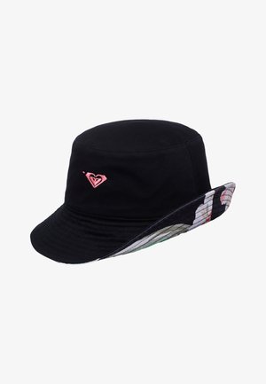 Czarna kapelusz typu bucket z małym różowym logo serca z przodu i kwiatowym wzorem od spodu ronda.