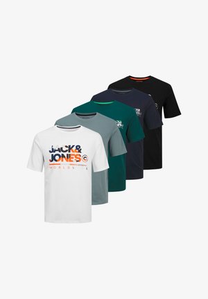 Fem t-shirts i olika färger: vit, ljusgrå, mörkgrön, marinblå och svart. Var och en har korta ärmar och olika logotypdesigns.
