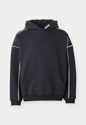 Svart hettegenser laget av svette stoff med en frontlomme, har reflekterende hvite sømmer langs ermene og hetta.