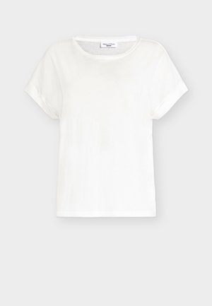 Hvid T-shirt med korte ærmer og rund hals, afslappet pasform og let opkørte manchetter, vist på en lys grå baggrund.