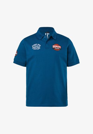 Blaues Polo-Shirt mit kurzen Ärmeln, Kragen, Knopfleiste und Vintage-Rennlogos auf Brust und Ärmel.