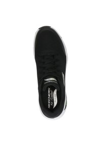 Sneaker nera con tomaia in rete, chiusura con lacci e suola in gomma bianca. Presenta il marchio sulla linguetta e un accento verde vicino al tallone.