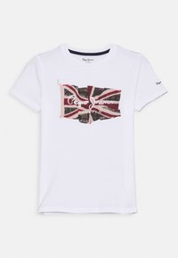 Bílý bavlněný tričko s grafikou britské vlajky Union Jack a nápisem "Pepe Jeans London" v černém kurzívním písmu. Krátké rukávy, kulatý výstřih.