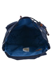 Zaino blu navy con interno foderato, dotato di una tasca con zipper e un'etichetta nella parte inferiore. Dettagli in pelle vicino alla parte superiore.