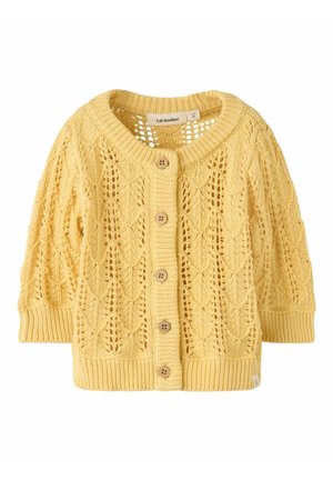 Sárga kötött baba kardigán hosszú ujjal, négy fa gombbal és finom csipkemintával, a mérete 1-2 hónap jelzéssel.