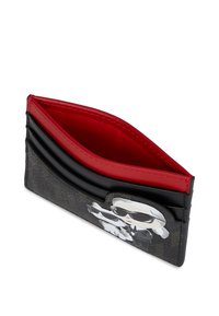 Juodas odinis kortelių laikiklis su raudonu vidumi, su grafiniu dizainu, vaizduojančiu veikėją su akiniais nuo saulės. Yra kelios vietos kortelėms. Lygus paviršius.