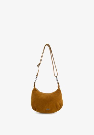 Sac d'épaule en daim marron avec sangle réglable et logo de marque en métal sur le devant, présenté sur un fond blanc.