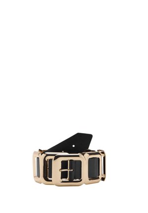 Cinturón de cuero negro con tres grandes hebillas rectangulares doradas y brillantes, una con una punta, exhibido enrollado sobre fondo blanco.