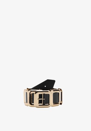 Cinturón de cuero negro con tres grandes hebillas rectangulares doradas y brillantes, una con una punta, exhibido enrollado sobre fondo blanco.