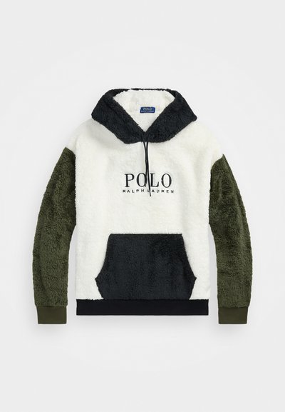 Sweat à capuche en polaire blanc, vert olive et noir. Présente une poche avant, une capuche réglable et un logo brodé. Texture douce, coupe décontractée.