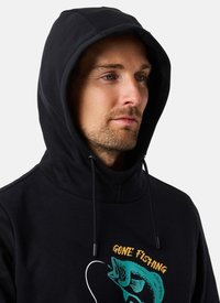 Sweatshirt à capuche noir avec cordons, arborant un graphique de pêche coloré et le texte "PARTI PÊCHER" en jaune. Texture douce.