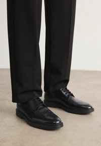 BOSS LARRY - Suvarstomi - black