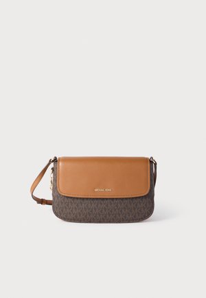 Borsa a tracolla in pelle marrone con motivo monogram scuro. Presenta una chiusura a patta marrone e dettagli del logo in tonalità oro. Tracolla regolabile.