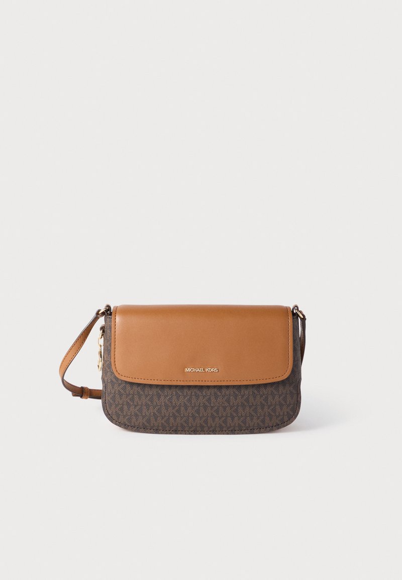 Καφέ δερμάτινη τσάντα crossbody με σκουρόχρωμο μοτίβο μονόγραμμο. Διαθέτει καφέ κλείσιμο με καπάκι και λεπτομέρειες με χρυσούς λογότυπους. Ρυθμιζόμενος ιμάντας.