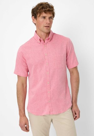 Korte mouw button-down shirt in lichtroze stof met een textuurverschijning, voorzien van een voorzak en beige knopen.
