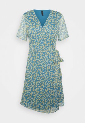 Niebieska sukienka kopertowa z krótkimi rękawami i żółtym kwiatowym wzorem, z wiązaniem na boku w talii.