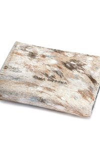 Prostokątna portmonetka wykonana z teksturowanej, wielobarwnej futra, z jasnobrązowymi, białymi i niebieskimi akcentami; wytłoczone imię po jednej stronie.