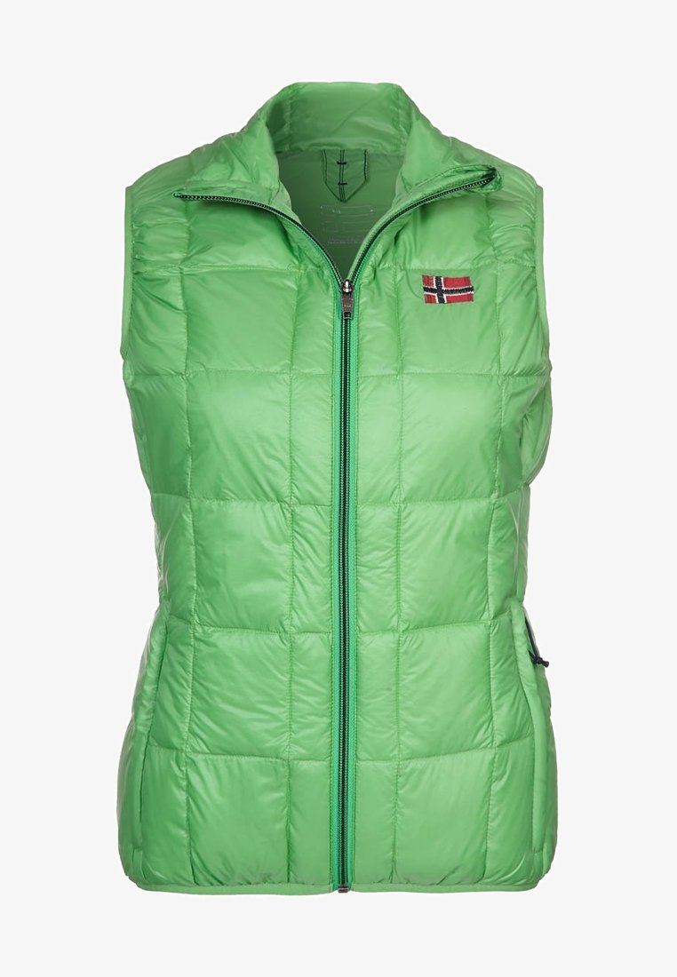 Zelená prošívaná vesta se zapínáním na zip, vysokým límcem a malou norskou vlajkou na levé straně hrudi. Pružný střih, lehký materiál.