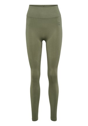 Hoch taillierte olivgrüne nahtlose Leggings mit kleinem schwarzen Doppel-Chevron-Logo an der linken Hüfte, entworfen für sportliche Aktivitäten.