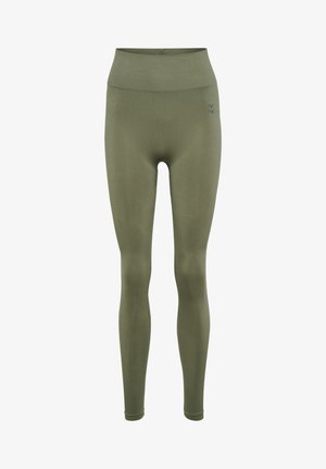 Legginsy bezszwowe w oliwkowym zielonym kolorze z wysokim stanem, z małym czarnym podwójnym logo w kształcie jodełki na lewej biodrze, zaprojektowane do odzieży sportowej.