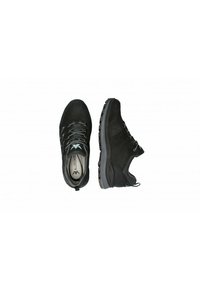 Schwarze Wanderschuhe mit einem synthetischen Obermaterial, strukturierten Akzenten und Gummisohlen. Zu den Merkmalen gehören Schnürsenkel und eine gepolsterte Innensohle für zusätzlichen Halt.