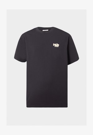 Sort kortærmet bomuld T-shirt med rund hals og lille hvid "N°7" logo på øverste venstre bryst.