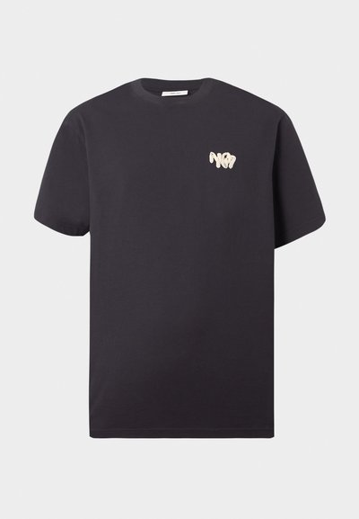 Μαύρο βαμβακερό t-shirt με κοντά μανίκια, λαιμόκοψη και μικρό λευκό λογότυπο "N°7" στο πάνω αριστερό μέρος του στήθους.