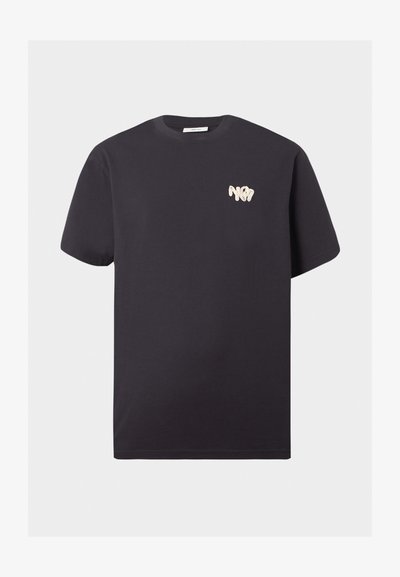 Μαύρο βαμβακερό t-shirt με κοντά μανίκια, λαιμόκοψη και μικρό λευκό λογότυπο "N°7" στο πάνω αριστερό μέρος του στήθους.