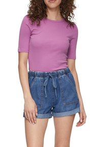 QS AUS MIT PASPELIERTEM AUSSCHNITT - T-shirt basic - lavendel