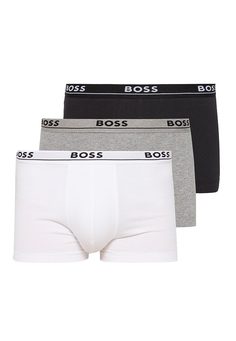 Trois paires de slips pour hommes en blanc, gris et noir avec des ceintures élastiques contrastantes arborant le logo "BOSS" en texte blanc.