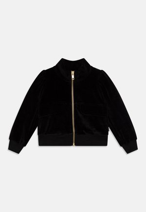 Bomber en velours noir avec fermeture éclair dorée, col haut, deux poches avant et poignets côtelés. Texture douce avec un design ajusté.