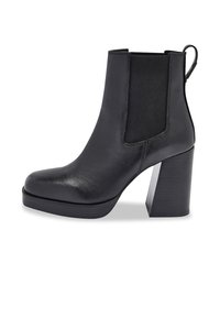 Botín de cuero negro hasta el tobillo con un alto tacón de bloque, paneles laterales elásticos y una lengüeta en la parte posterior para facilitar su puesta. Textura suave.