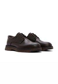 Chaussures en cuir brun foncé avec une finition lisse, dotées d'un design à lacets, d'un bout rond et d'une semelle en liège texturé.