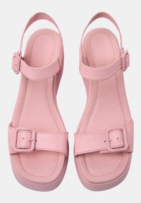 Rosa lädersandaler med justerbar spännestraps, platta sulor och kvadratisk tådesign. Slät yta med subtila sömdetaljer.