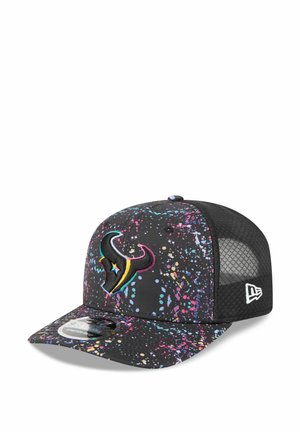 Casquette noire avec une visière plate et un dos en maille, ornée d'un motif éclaboussé coloré. L'avant présente un logo d'équipe brodé aux couleurs vives.