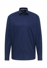 Maglietta a manica lunga blu navy con colletto a bottoni, dotata di taschino sul petto e bottoni neri. Tessuto liscio e vestibilità sagomata.