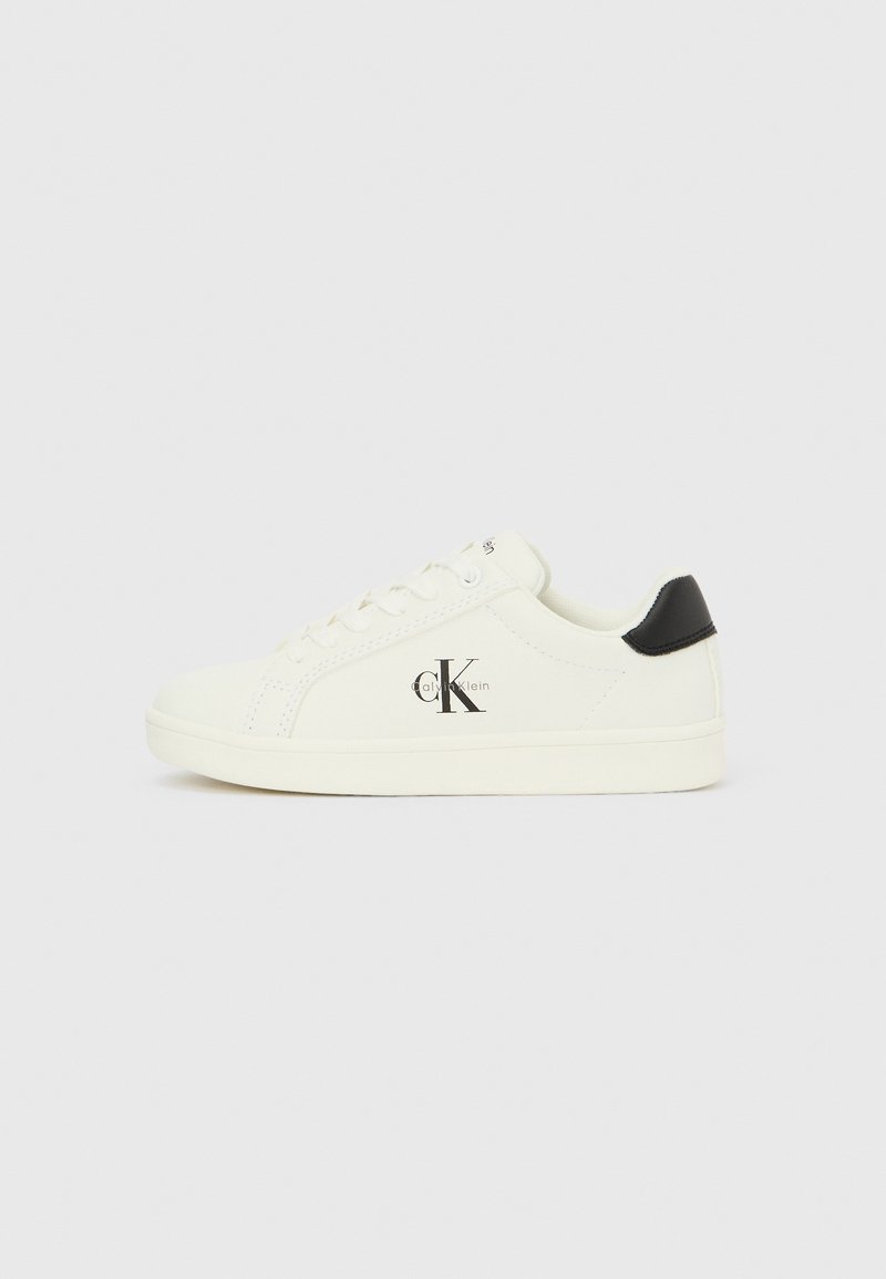 Weißer Sneaker mit glattem Lederfinish, schwarzem Fersenakzent und Schnürdesign. Enthält das Calvin Klein Logo an der Seite.