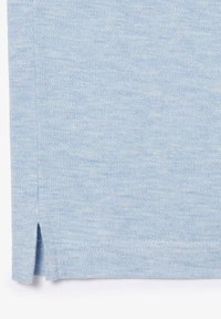 Tissu tricoté bleu clair en gros plan montrant un bord ourlé avec une petite fente latérale.