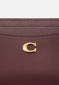 COACH ESSENTIAL CARD CASE - Piniginė - wine