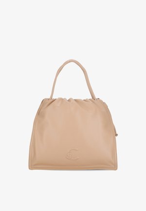 Bolso de mano de cuero beige con un diseño suave y recogido, con asas dobles y un logotipo grabado en la parte frontal. Textura lisa.