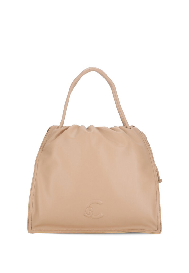 Beige leren handtas met een zachte, geplooide vormgeving, voorzien van dubbele handvatten en een gegraveerd logo aan de voorkant. Gladde textuur.