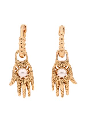 Złote, teksturowane kolczyki w kształcie dłoni z koralikowymi kółkami, z wycięciami w kształcie serc trzymającymi centralną białą perłę na każdym wisiorze dłoni.