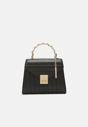 Schwarze gesteppten Handtasche mit einem gedrehten goldenen Kettenhenkel und einem rechteckigen goldenen Verschluss an der Vorderklappe.