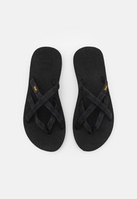 Zwarte flip-flops met een gestructureerde voetbed en stoffen banden in een kruispatroon. Heeft een klein oranje logo op één band.