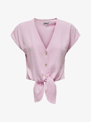 Blusa corta de color rosa claro con escote en V, mangas cortas, cierre de botones en el frente y detalle de nudo en el dobladillo. Fabricada con tela suave.