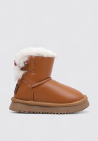 Bota de cuero marrón con borde de piel blanca, parte superior redondeada y suela texturizada. Incluye un lazo y detalle de costura en el lateral.