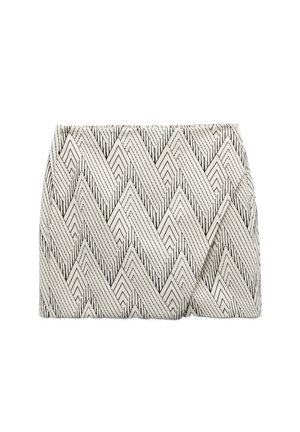 Bolso de mano con un patrón geométrico en zigzag blanco y negro, hecho de tela texturizada, con un diseño plisado en la parte frontal.